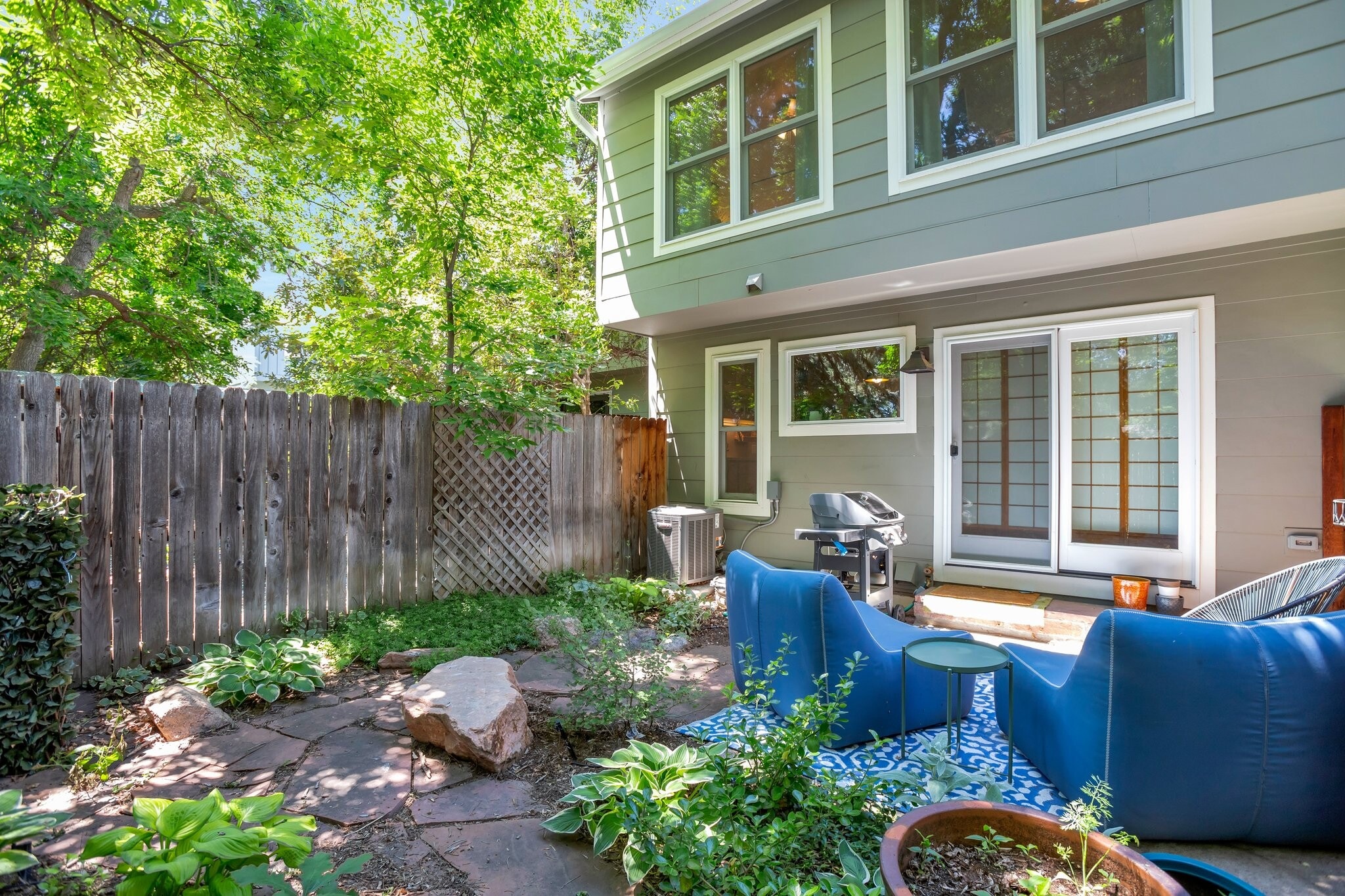 Private, outdoor back patio - 3870 Broadway St