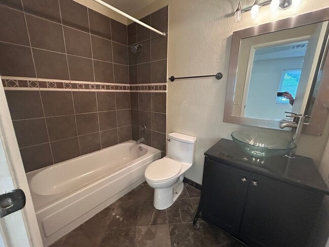 Building Photo - 2 Bedroom 2 bath Condo!
