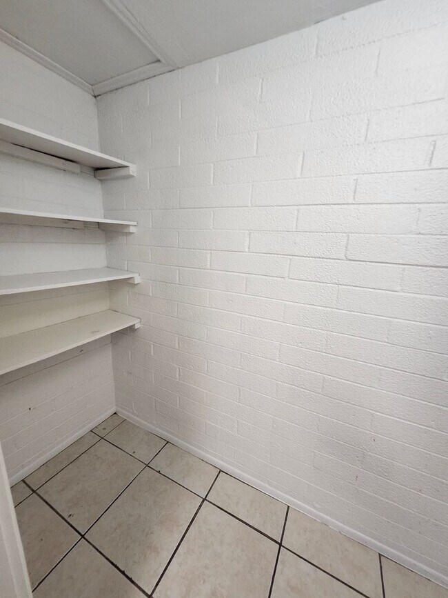 Building Photo - Charming 2-Bedroom Townhome
