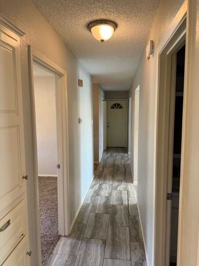 Building Photo - Updated 3-2-2 in Northwest Lubbock Near TC...
