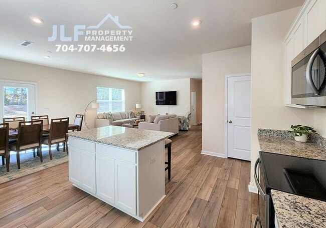 Building Photo - Coming Soon-Beautiful 5 Bed/3 Bath Home in...