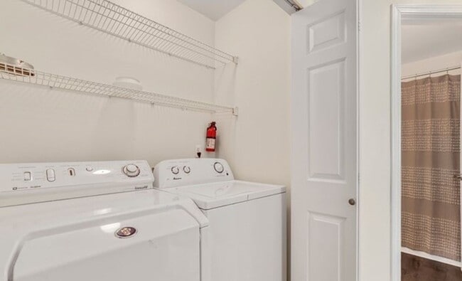 Building Photo - Spacious and Bright Home with 3 Bed and 2.5 Bath