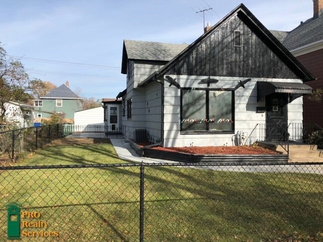 Building Photo - 2 Bedroom Home in St. Paul