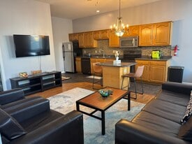 Building Photo - 110 1/2 E 6th St