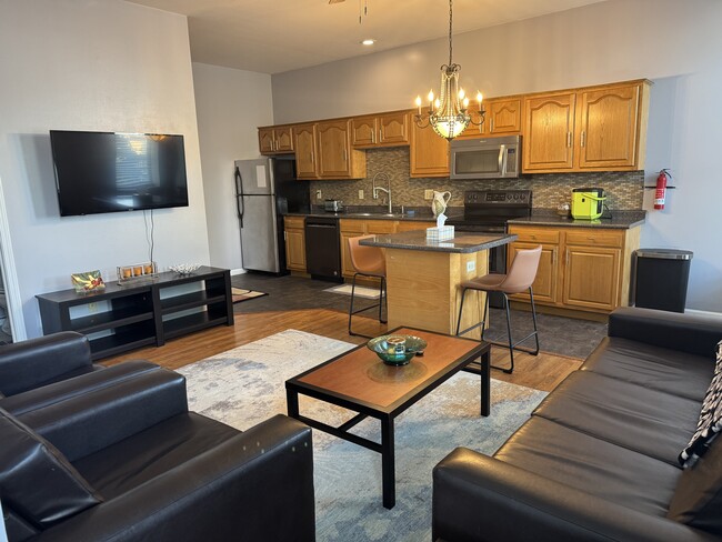 Building Photo - 110 1/2 E 6th St