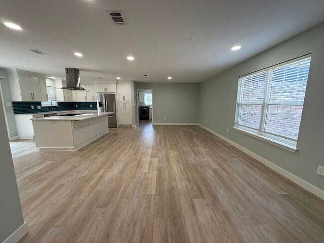 Building Photo - Gulf Breeze Proper - Casablanca - 4 bedroom, 2 bathroom with lawn care included
