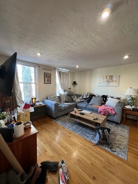 Primary Photo - 33 Sciarappa St