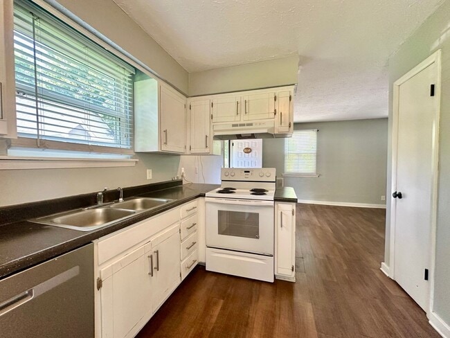 Building Photo - Cozy 2 bedroom Duplex!