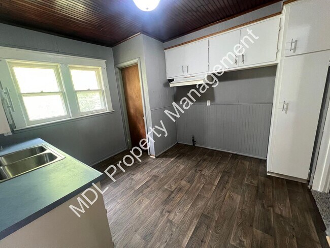 Building Photo - Charming 3 bedroom 2 bath