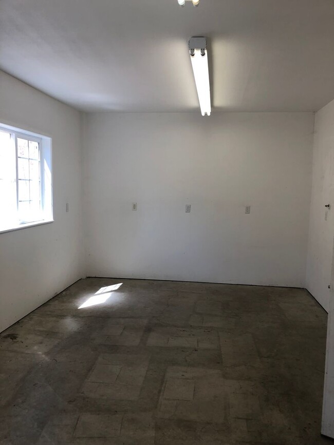 Building Photo - 24x48 Storage shop in Hucrest area with la...