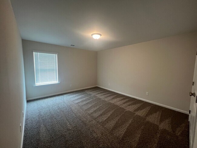 Building Photo - 5 bedroom, 3 bath home in Savannah, near I-16