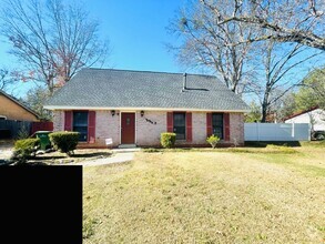 Building Photo - ** 5 Bed 2 Bath Located off Woodley Rd ** ...