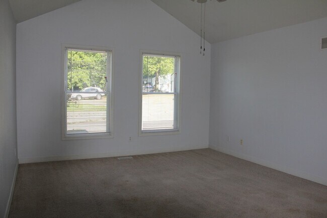 Building Photo - Town Home in Holt, MO