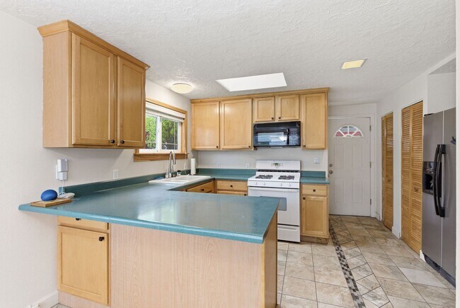 Building Photo - Modern & Cozy Spokane Retreat | Prime Location Near South Hill