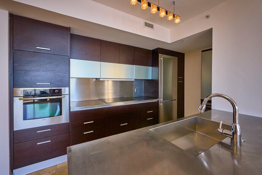 Building Photo - 848 Brickell Key Dr