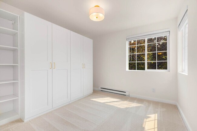 Building Photo - Top-Floor 2BR Condo Near Juanita Beach