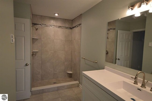 Building Photo - 723 Eastgate Pl