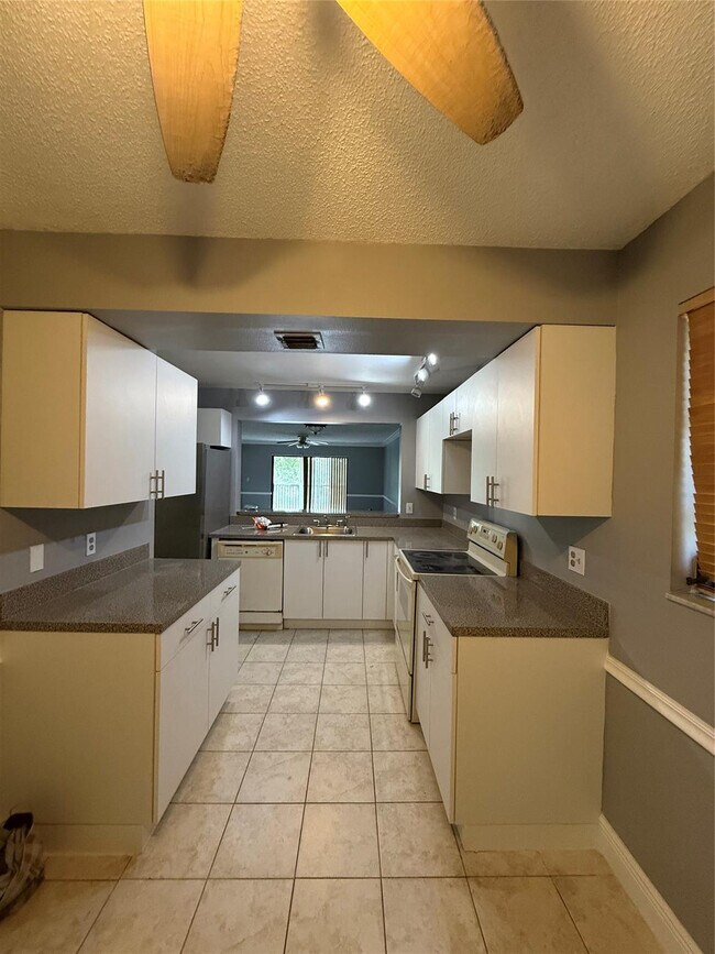 Building Photo - 2033 Coral Ridge Dr