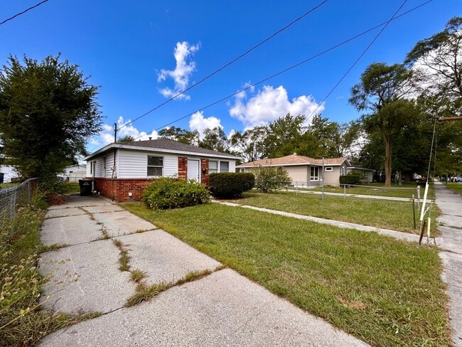 Building Photo - Three Bedroom Home in Muskegon