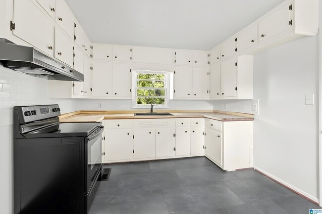 Building Photo - 932 5 Mile Rd