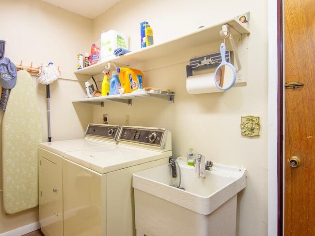 Building Photo - 2543 SE Price Ct