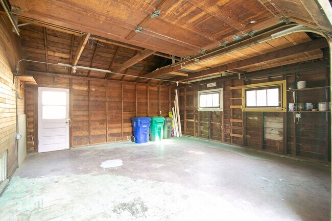 Building Photo - Beautifully Remodeled 3 Bed/1 Bath Bungalo...