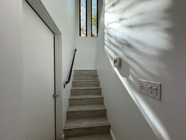 Building Photo - Five Bedroom/Four Bathroom Luxury House in Koreatown