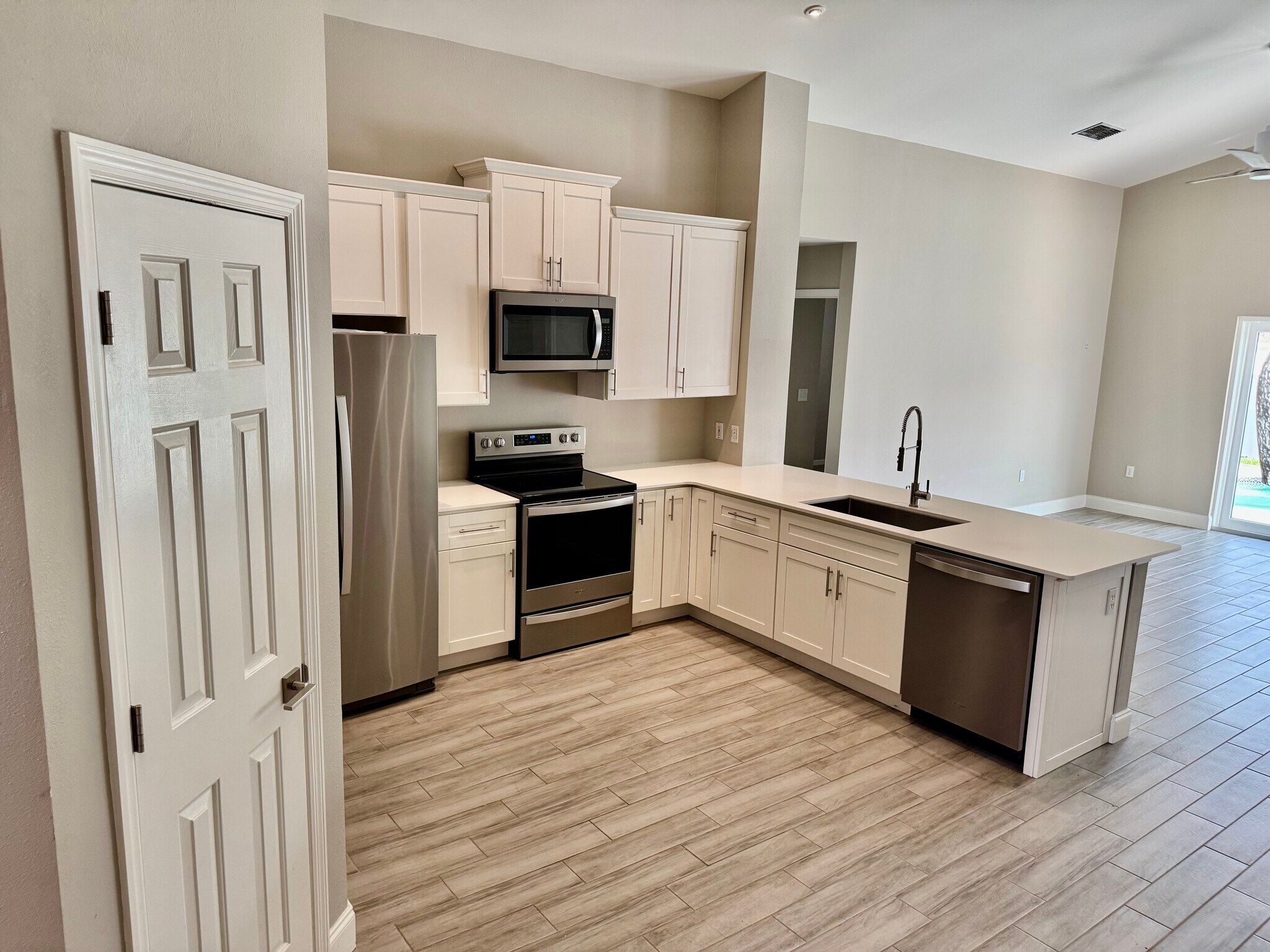 Amamzing Kithchen / Quartz - 7902 Canary Palm Ct