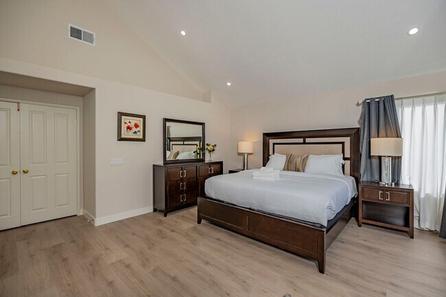 Building Photo - Fully Furnished! Prestige Luxury Single 5bed 3bath House