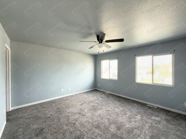 Building Photo - 3 bed, 2.5 bath townhouse with a 2 car garage