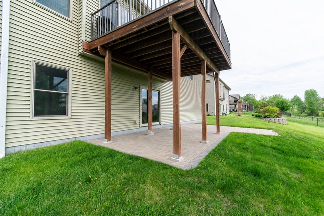 Building Photo - Updated Home with Pond Views in NW Rochester location!