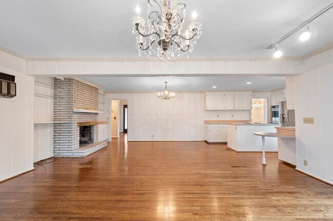 Building Photo - 4BR/3BA Forest Hills Luxury Rental