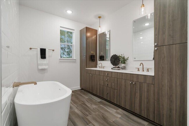 Building Photo - 2624 Metcalfe Rd