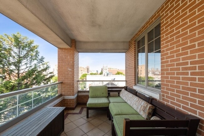 Building Photo - PERFECT ONE BEDROOM APT