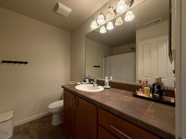 Building Photo - 10721 NE Gateway Pl