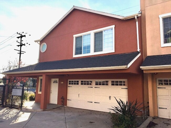 Building Photo - 3 bed 2.5 bath Townhouse with 2-car Garage...