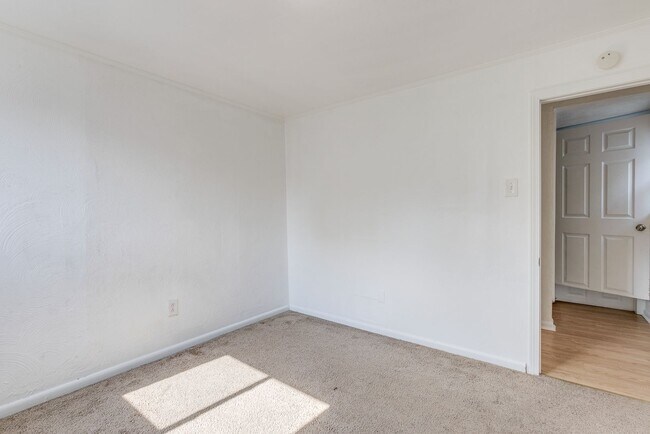 Building Photo - 606 Chess St