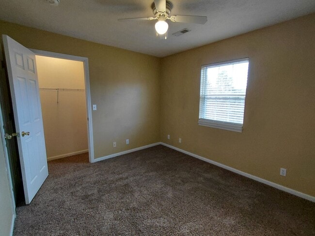 Building Photo - Home close to Post