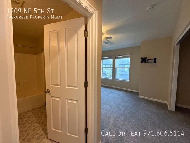 Building Photo - 1209 NE 5th St