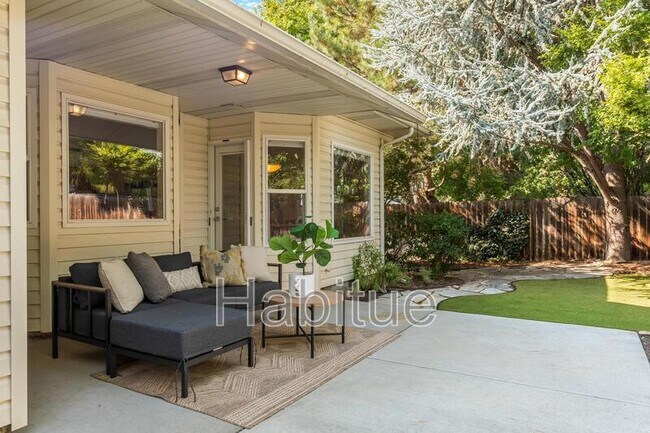 Building Photo - 2160 Dora Ln