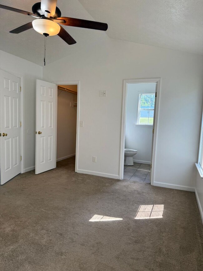 Building Photo - 3 Bedroom 2 Bathroom Ranch Home