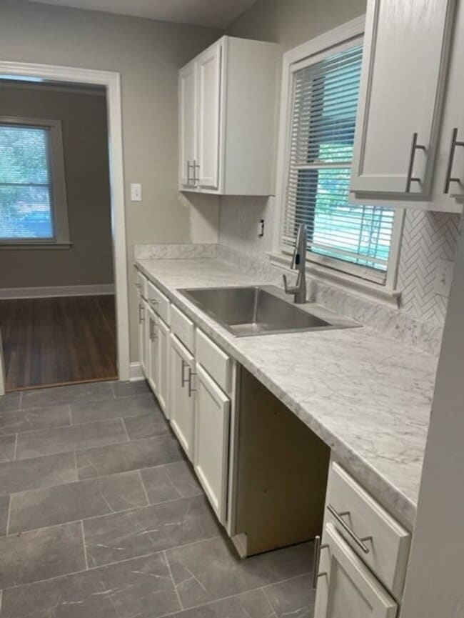 Building Photo - Spacious 3 bedroom 1 bath near Willow and Perkins