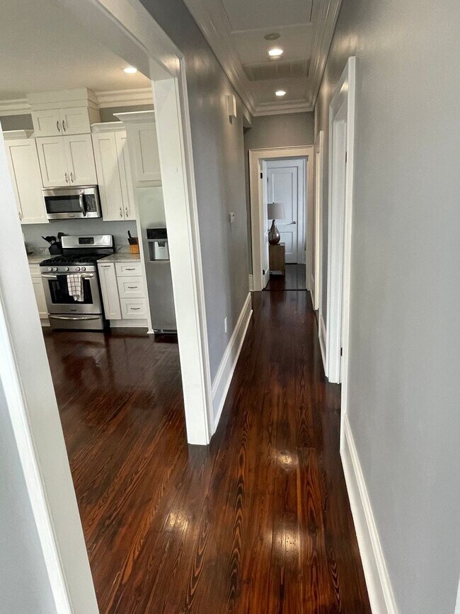 Building Photo - Gorgeous 3BD/1BA in MidCity