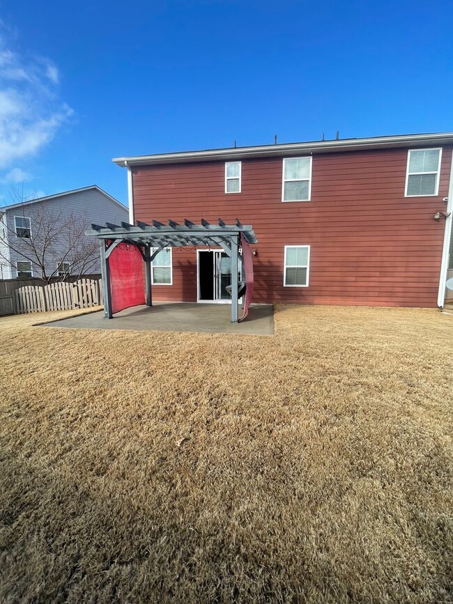 Building Photo - Lovely 3 Bedroom 2.5 Bath in Duncan/Moore ...