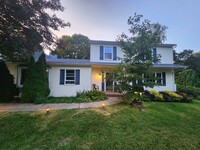 Building Photo - Spacious 2-story home