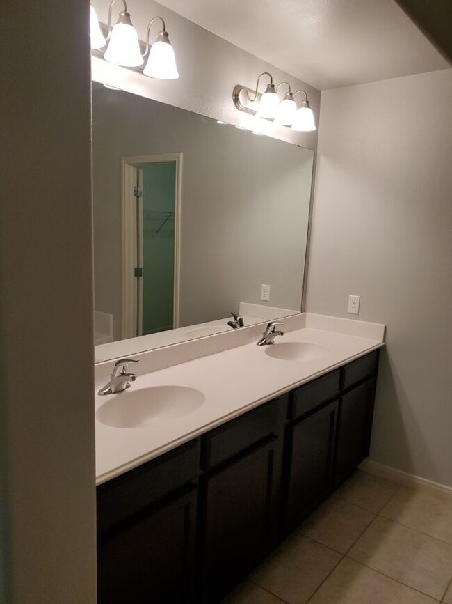Building Photo - 4 bedrooms/2.5 bath over 2,000 square feet