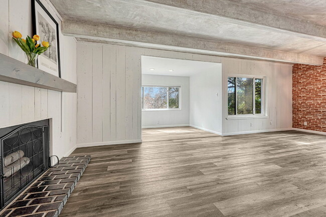 Building Photo - Charming 3-Bed Penthouse Condo in Denver with 2 full bathrooms! – Open Floor Plan *Move in specia...