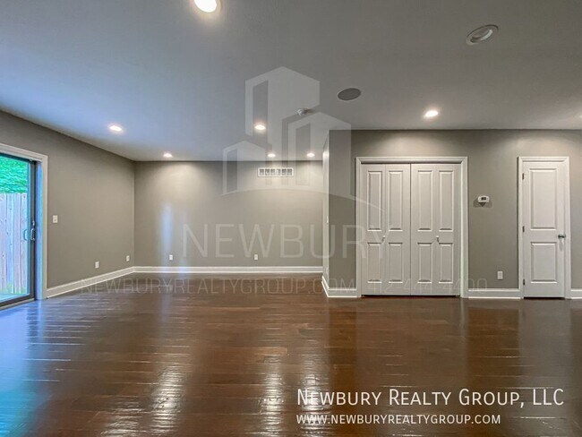 Building Photo - 147 Banksville Pl