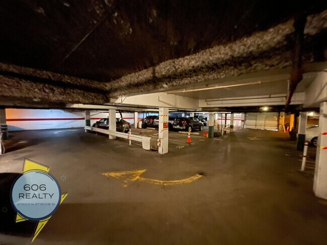 Building Photo - 744 W Gordon Terrace