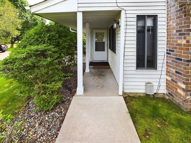Building Photo - Maple Grove 3BR Townhome, Fully Remodeled